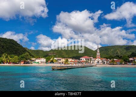 Martinique, auf dem Dorf Anses d'Arlets, Pontoon und Kirche Saint-Henri am Strand, Bourg Les Anses d'Arlets am Meer Stockfoto