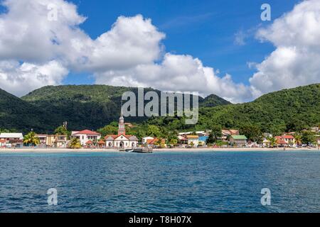 Martinique, auf dem Dorf Anses d'Arlets, Pontoon und Kirche Saint-Henri am Strand, Bourg Les Anses d'Arlets am Meer Stockfoto