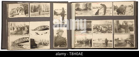 Ausgiebig mit Untertiteln Fotoalbum 3.SS-panzer-division "Totenkopf"-Tasche von Demyansk insgesamt ca. 370 Fotos. Die Bilder werden in einem commemorative Album für in der "Lah", geklebt, die Runen und die Inschrift auf der Abdeckung entfernt oder retuschiert. Sehr gute Fotos überwiegend der russischen Theater des Krieges. Viele Kampfszenen im Winter, Camouflage Uniformen, "Bergmann"-MP und beschlagnahmten Waffen-SS, "Kriegsberichter" Armband, Kampf gegen Partisanen. Viele hohe Offiziere wie Reichsführer HIMMLER H. und Theodor Eicke, Positionen, Flugzeuge und beschlagnahmten Krieg mate, Editorial-Use - Nur Stockfoto