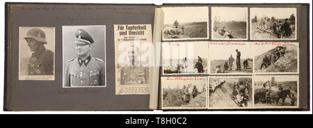 Ausgiebig mit Untertiteln Fotoalbum 3.SS-panzer-division "Totenkopf"-Tasche von Demyansk insgesamt ca. 370 Fotos. Die Bilder werden in einem commemorative Album für in der "Lah", geklebt, die Runen und die Inschrift auf der Abdeckung entfernt oder retuschiert. Sehr gute Fotos überwiegend der russischen Theater des Krieges. Viele Kampfszenen im Winter, Camouflage Uniformen, "Bergmann"-MP und beschlagnahmten Waffen-SS, "Kriegsberichter" Armband, Kampf gegen Partisanen. Viele hohe Offiziere wie Reichsführer HIMMLER H. und Theodor Eicke, Positionen, Flugzeuge und beschlagnahmten Krieg mate, Editorial-Use - Nur Stockfoto