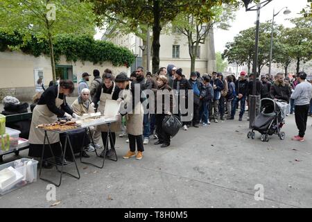 Frankreich, Paris, Gare de l'Est, NGO-Konditoreien Solidaires sharing Kuchen und Süßigkeiten für Obdachlose Stockfoto