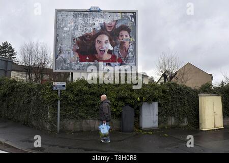 Frankreich, Val de Marne, limeil Brevannes, Passanten unter einem bauzaun Stockfoto