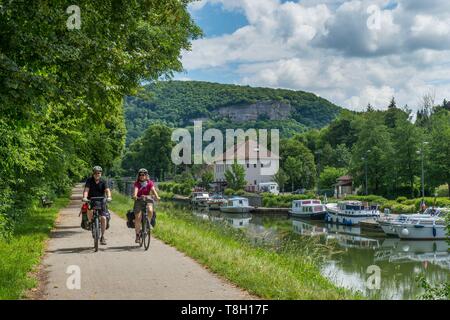 Frankreich, Doubs, Baumes les Dames, die Euro Bike veloroute 6, 2 Deutsche Zyklus Radfahrer auf einem e-Bike auf der Strecke entlang des Flusses port Stockfoto