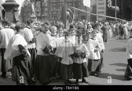 1950, historische, Gruppe der glückliche junge chorknaben in ihren Outfits im Zentrum von Manchester gekleidet, über die Teilnahme an einem City Parade, England, UK, possiblly der jährlichen St. Patricks Day Feier oder einen königlichen Besuch begeistert. Stockfoto