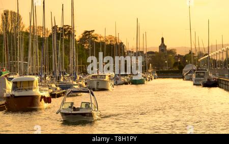 Frankreich, Haute Savoie, Evian-les-Bains, Sonnenuntergang auf die Möwen Marina und der Glockenturm der Kirche Stockfoto