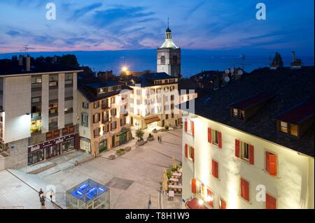 Frankreich, Haute Savoie, Evian-les-Bains, der Place Charles de Gaulle und der Glockenturm der Kirche Notre Dame de l'Assomption bei Dämmerung Stockfoto
