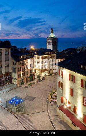 Frankreich, Haute Savoie, Evian-les-Bains, der Place Charles de Gaulle und der Glockenturm der Kirche Notre Dame de l'Assomption bei Dämmerung Stockfoto