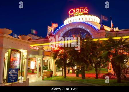 Frankreich, Haute Savoie, Evian-les-Bains, das Casino und die Leuchten in der Dämmerung Stockfoto