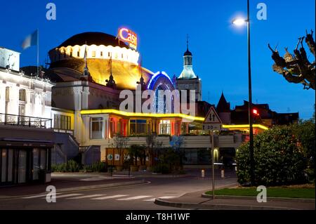 Frankreich, Haute Savoie, Evian-les-Bains, das Casino, seine Lichter und der Kirchturm in der Dämmerung Stockfoto