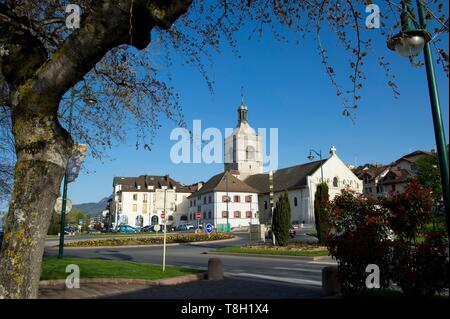 Frankreich, Haute Savoie, Evian-les-Bains, die Veteranen Kreisverkehr und der Notre Dame de l'Assomption Stockfoto