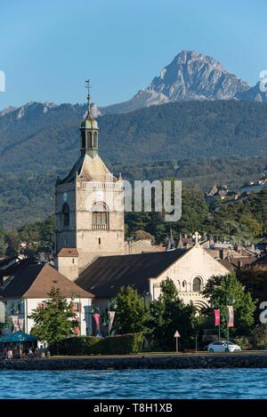 Frankreich, Haute Savoie, Evian-les-Bains, die Kirche Notre Dame de l'Assomption aus dem See und den Zahn von Oche gesehen Stockfoto