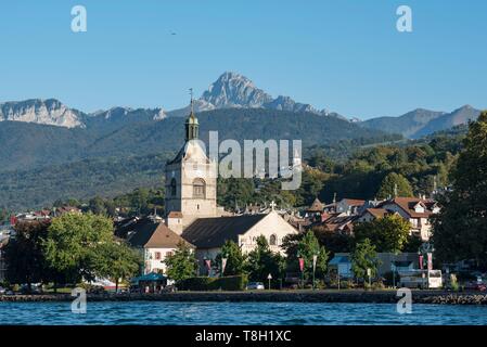 Frankreich, Haute Savoie, Evian-les-Bains, die Kirche Notre Dame de l'Assomption vom See aus gesehen, die Felsen von memises und den Zahn von Oche Stockfoto