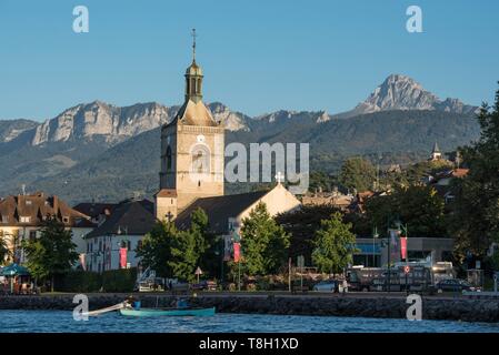 Frankreich, Haute Savoie, Evian-les-Bains, die Kirche Notre Dame de l'Assomption vom See aus gesehen, die Felsen von memises und den Zahn von Oche Stockfoto