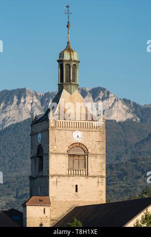 Frankreich, Haute Savoie, Evian-les-Bains, die Kirche Notre Dame de l'Assomption aus dem See und den Felsen von memises gesehen Stockfoto