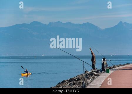 Frankreich, Haute Savoie, Evian-les-Bains, Fischer und Kanu auf dem Ufer des Genfer See Stockfoto