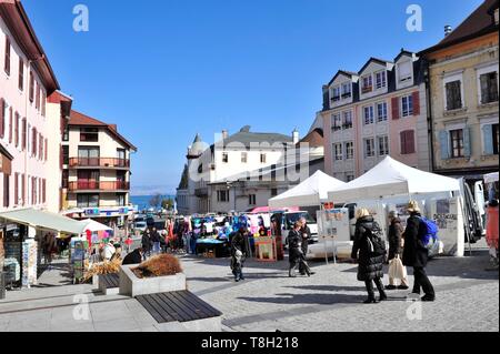 Frankreich, Haute Savoie, Evian-les-Bains, der Markt auf dem Place Charles de Gaulle und der Glockenturm der Kirche Notre Dame de l'Assomption Stockfoto