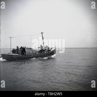 1950, historische, die minehead Rettungsboot mit Besatzung im Meer, auf einer Übung, Somerset, England, UK. 1901 sah die erste Rettungsboot in der Stadt und dann ab 1939 motor Rettungsboote wurden eingeführt. Das Bild zeigt hier die Liverpool-Klasse BHMH motor Rettungsboot, das im Jahr 1951 eingeführt wurde. Stockfoto