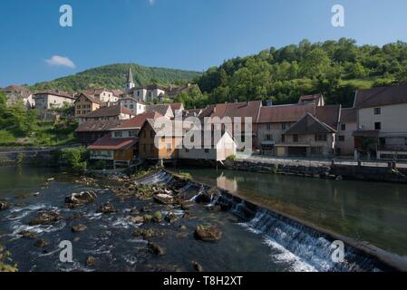 Frankreich, Doubs, Loue Valley, einer von vielen Schwellen über den Fluss das Dorf von Lods eines der schönsten Dörfer in Frankreich spiegeln Stockfoto