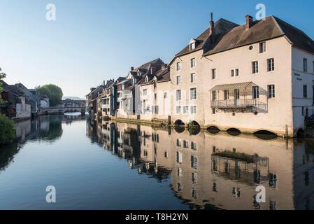 Frankreich, Doubs, Loue-tal, Dorf von Ornans Spiegel der Loue, die Fassaden der bürgerlichen Häusern aus Stein im Fluss spiegeln Stockfoto