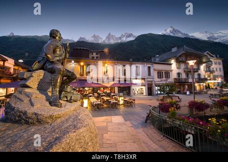 Frankreich, Haute Savoie, Mont Blanc Massiv, Chamonix Mont Blanc, Skulptur von Dr. Paccard Bildhauer Jean Lou Bouvier avenue Michel Croz in der Dämmerung Stockfoto