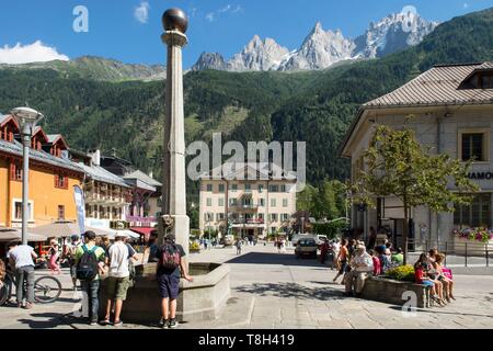 Frankreich, Haute Savoie, Mont Blanc Massiv, Chamonix Mont Blanc, der Brunnen des Platzes Balmat und die Nadeln von Chamonix. Stockfoto