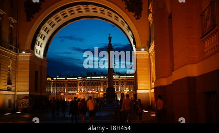 Blick durch den Torbogen auf dem Schlossplatz in St. Petersburg mit der Silhouette des alexandrinischen Spalte Stockfoto