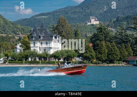 Frankreich, Haute Savoie, Annecy Fahrt auf dem See mit dem Boot Riva Sammlung in Holz und die Banken von Menthon Saint Bernard Stockfoto