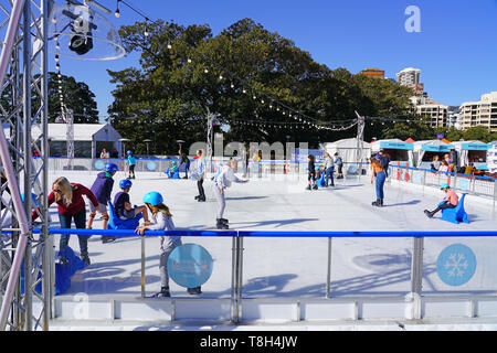 SYDNEY, AUSTRALIEN - 18 May 2019 - Weihnachten im Juli mit Blick auf die Eisbahn Skatingat Festival am Cathedral Square in der Innenstadt von Sydney. Stockfoto