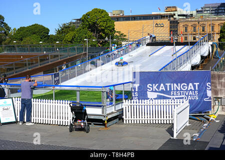 SYDNEY, AUSTRALIEN - 18 May 2019 - Weihnachten im Juli mit Blick auf die Eisbahn Skatingat Festival am Cathedral Square in der Innenstadt von Sydney. Stockfoto