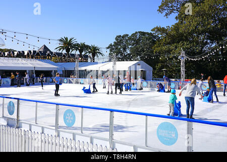 SYDNEY, AUSTRALIEN - 18 May 2019 - Weihnachten im Juli mit Blick auf die Eisbahn Skatingat Festival am Cathedral Square in der Innenstadt von Sydney. Stockfoto