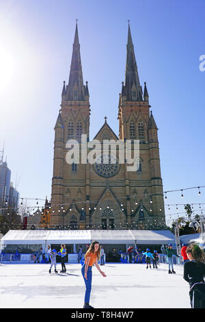 SYDNEY, AUSTRALIEN - 18 May 2019 - Weihnachten im Juli mit Blick auf die Eisbahn Skatingat Festival am Cathedral Square in der Innenstadt von Sydney. Stockfoto