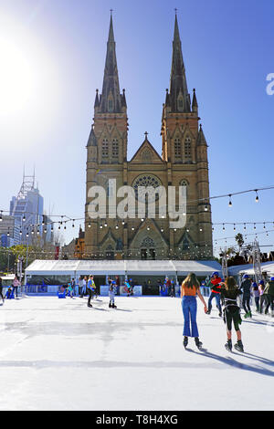 SYDNEY, AUSTRALIEN - 18 May 2019 - Weihnachten im Juli mit Blick auf die Eisbahn Skatingat Festival am Cathedral Square in der Innenstadt von Sydney. Stockfoto