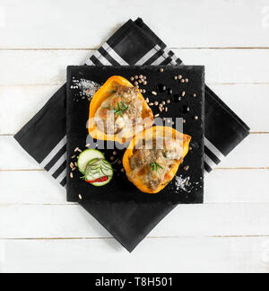 Gelbe Paprika gefüllt mit Hackfleisch im Ofen gebacken Stockfoto
