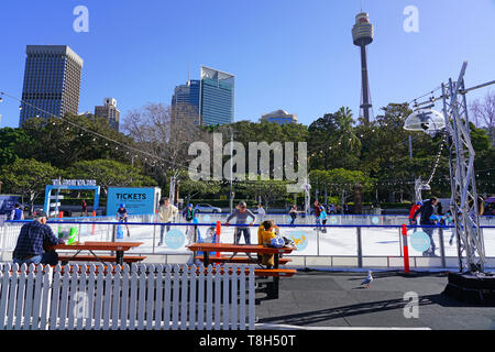 SYDNEY, AUSTRALIEN - 18 May 2019 - Weihnachten im Juli mit Blick auf die Eisbahn Skatingat Festival am Cathedral Square in der Innenstadt von Sydney. Stockfoto