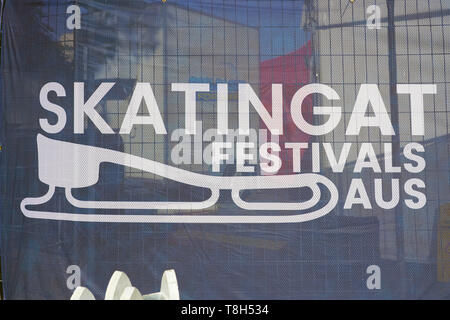 SYDNEY, AUSTRALIEN - 18 May 2019 - Weihnachten im Juli mit Blick auf die Eisbahn Skatingat Festival am Cathedral Square in der Innenstadt von Sydney. Stockfoto