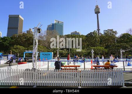 SYDNEY, AUSTRALIEN - 18 May 2019 - Weihnachten im Juli mit Blick auf die Eisbahn Skatingat Festival am Cathedral Square in der Innenstadt von Sydney. Stockfoto