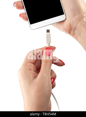 Smartphone in die Hand einer Frau. Schließen Sie das USB-Kabel Ladegerät Stockfoto