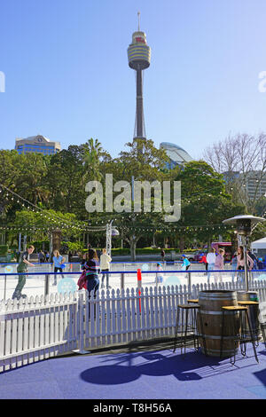 SYDNEY, AUSTRALIEN - 18 May 2019 - Weihnachten im Juli mit Blick auf die Eisbahn Skatingat Festival am Cathedral Square in der Innenstadt von Sydney. Stockfoto