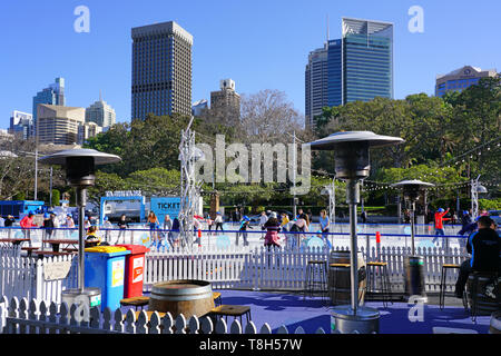 SYDNEY, AUSTRALIEN - 18 May 2019 - Weihnachten im Juli mit Blick auf die Eisbahn Skatingat Festival am Cathedral Square in der Innenstadt von Sydney. Stockfoto