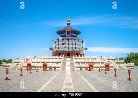 Tempel des Himmels, das Wahrzeichen von Peking, China. Die chinesischen Zeichen bedeuten, "Halle des Gebetes für eine gute Ernte" Stockfoto