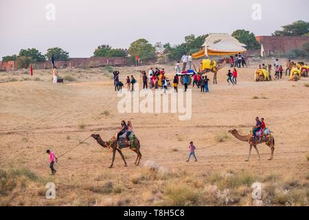 Indien, Rajasthan, Osiyan (oder Osian), das Tor zur Wüste Thar, Kamelritt Stockfoto