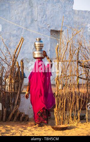 Indien, Rajasthan, Osiyan (oder Osian), das Tor zur Wüste Thar, Frau aus den gut Stockfoto