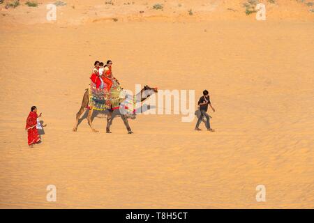 Indien, Rajasthan, Osiyan (oder Osian), das Tor zur Wüste Thar, Kamelritt Stockfoto