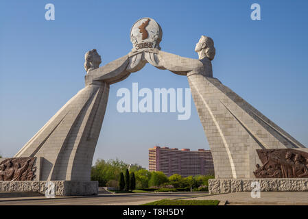 Arch der Wiedervereinigung in Pjöngjang Nordkorea. Die Übersetzung des koreanischen Zeichen ist '3-Punkt Charta" Stockfoto