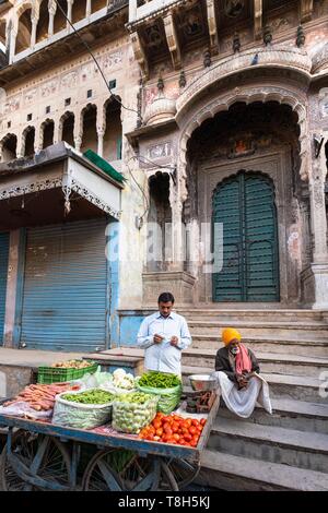 Indien, Rajasthan, Shekhawati Region, Nawalgarh, street vendor am Fuße einer alten Haveli Stockfoto