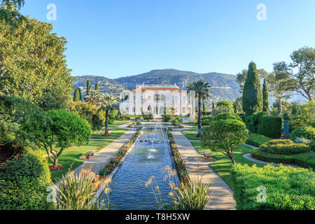 Frankreich, Alpes Maritimes, Saint Jean Cap Ferrat, Villa und die Gärten Ephrussi de Rothschild, der Französische Garten, grosser Teich und Wasserstrahlen und Blick auf die Stockfoto