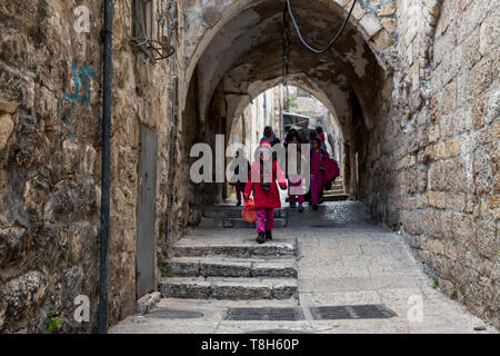 Jerusalem, Israel, 27-März-2019: Kinder zu Fuß in der Altstadt von Jerusalem, die Altstadt ist in 4 Viertel unterteilt Stockfoto