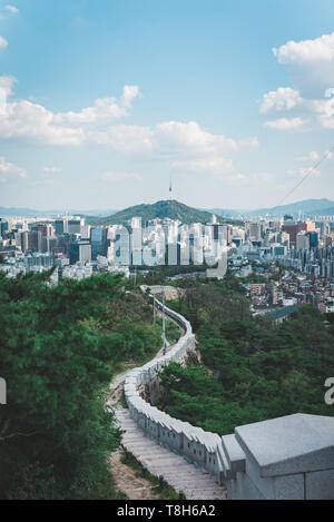 Stadtbild und N Seoul Tower auf Namsan Berg, Seoul, Südkorea Stockfoto