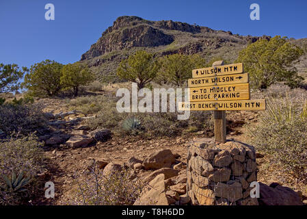 Wilson Mountain Erste Bank Trail Kreuzung Zeichen, Sedona, Arizona, United States Stockfoto