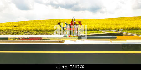 Bunte Giesskannen auf schmalen Boot gesehen. Mit Handy aufgenommen. Stockfoto